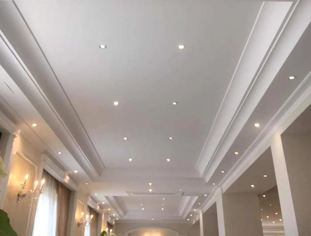 Controsoffitto moderno in cartongesso con linea di faretti