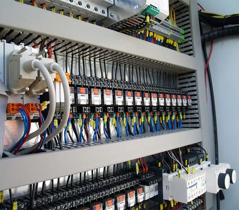 Altro quadro tecnico con moduli e cablaggi di impianto