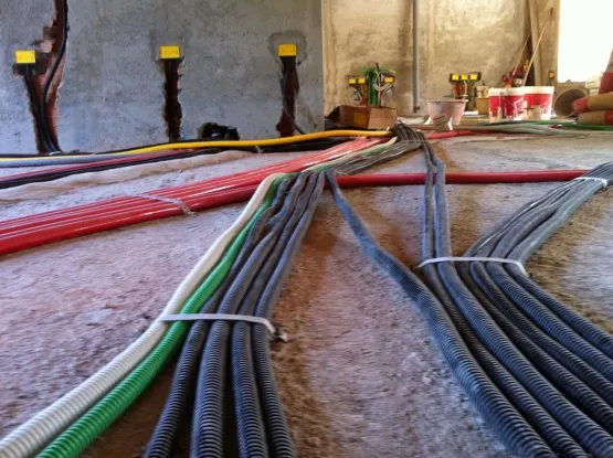 Canalizzazioni e tubazioni tecniche in area industriale