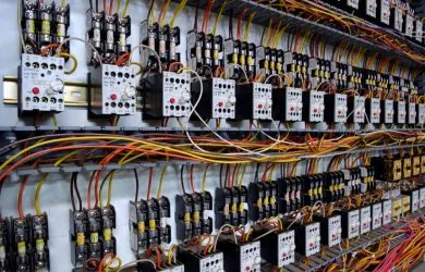 Cablaggio multiplo di quadro industriale o impianto elettrico
