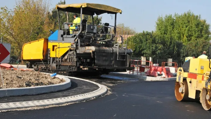 Cantiere stradale con mezzi operativi per infrastrutture