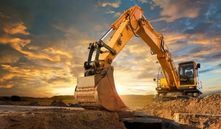 Escavatore al lavoro su cantiere di movimentazione terra