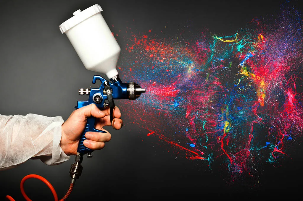 Verniciatura a spruzzo con effetto colore su superficie